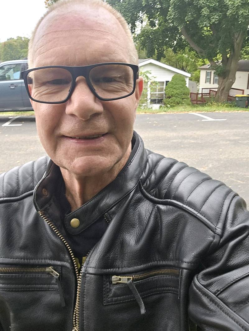 Older guy seek younger gal for pleasurw